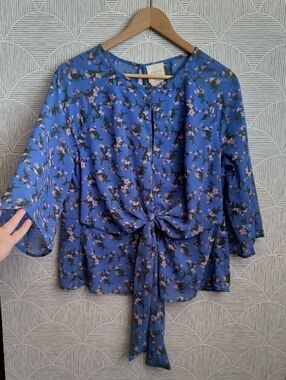 Harper Heritage Blue Floral Flowy 3/4 Sleeve Tie Front Blouse